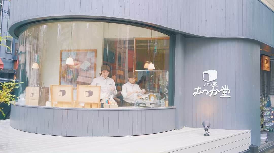 TaVisionさんのインスタグラム写真 - (TaVisionInstagram)「#福岡TaVision﻿﻿ 最終日！まずは朝食を食べに #むつか堂 にきました🍴♡﻿ ﻿ ここは福岡薬院にある食パン専門店🍞﻿ 福岡に３店舗あるみたい！﻿ ﻿ オープンしてすぐにお店に行ったんだけど、﻿ もう既に数組のお客様がいるくら大人気、、！﻿ ﻿ なのでオープンより少し早めに行くのがおすすめ🤔﻿ ﻿ ﻿ 私達が注文したのは、﻿ ﻿ ・フルーツサンドウィッチ﻿ ・クロックムッシュ﻿ ・フレンチトースト﻿ ・はちみつのラスク﻿ ﻿ フルーツサンドは、﻿ ふわふわのクリームは、甘過ぎない濃厚なミルク風味！﻿ ほんのり甘いもっちもちの食パンが本当に美味しかった〜😂♥️﻿ 甘いの苦手な方にも本当にオススメ！﻿ ﻿ クロックムッシュは、﻿ オープンに行ったのでなんと出来立てを食べれました！﻿ とろとろチーズと濃厚なアボカドに﻿ ハムの塩気がめちゃめちゃ合う、、😭💞﻿ ボリューム感しっかりあるので友達とシェアするのがオススメ！﻿ ﻿ ﻿ 美味しいパンを食べて始まる福岡旅、最高、、！﻿ みんなは福岡の #むつか堂 しってるかな？﻿ ﻿ ﻿ ﻿ ﻿ ✈︎ #福岡TaVision﻿﻿﻿ ﻿ ﻿ ⭐︎むつか堂﻿ ﻿ ーーーーーー﻿ ﻿ 住所▷福岡県福岡市中央区薬院2-15-2 ルミエール薬院 1F﻿ ﻿ 電話番号▷092-924-0088﻿ ﻿ 営業時間▷10:00-20:00﻿ ﻿ 定休日▷日曜﻿ ﻿ ーーーーーー﻿ ﻿ ﻿ ﻿ #TaVision #女子旅 #旅行好きな人と繋がりたい #福岡 #福岡旅行 #福岡グルメ #福岡女子旅  #ももち #牛江桃子 #たくぼかりん  #田久保夏鈴﻿ #むつか堂 #パン屋 #フルーツサンド #サンドイッチ」5月18日 13時25分 - tavision.tv