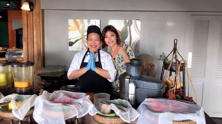 西谷綾子さんのインスタグラム写真 - (西谷綾子Instagram)「✴︎ いっぱい楽しんだ後は、とことん頑張るっ‼︎ 目標に向かってまた突っ走っていきまーす🐾 メリハリ大事☺️ ・ 旅で吸収したことを日々に活かしていく🤗 ・ 今日から仕事・勉強・RUN📝‼︎📚😎💪💪 ・ #タイ #サムイ島 #旅  #フルーツ担当の陽気な女性  #素敵な笑顔 #私もそうなりたい #陽気 #朗らか  #thailand #samui #kohsamui #samuiisland #travel  #︎silverbeach #︎beach #ขอบคุณค่ะ」5月18日 13時25分 - ayako.nishitani