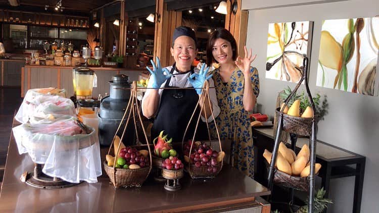 西谷綾子さんのインスタグラム写真 - (西谷綾子Instagram)「✴︎ いっぱい楽しんだ後は、とことん頑張るっ‼︎ 目標に向かってまた突っ走っていきまーす🐾 メリハリ大事☺️ ・ 旅で吸収したことを日々に活かしていく🤗 ・ 今日から仕事・勉強・RUN📝‼︎📚😎💪💪 ・ #タイ #サムイ島 #旅  #フルーツ担当の陽気な女性  #素敵な笑顔 #私もそうなりたい #陽気 #朗らか  #thailand #samui #kohsamui #samuiisland #travel  #︎silverbeach #︎beach #ขอบคุณค่ะ」5月18日 13時25分 - ayako.nishitani