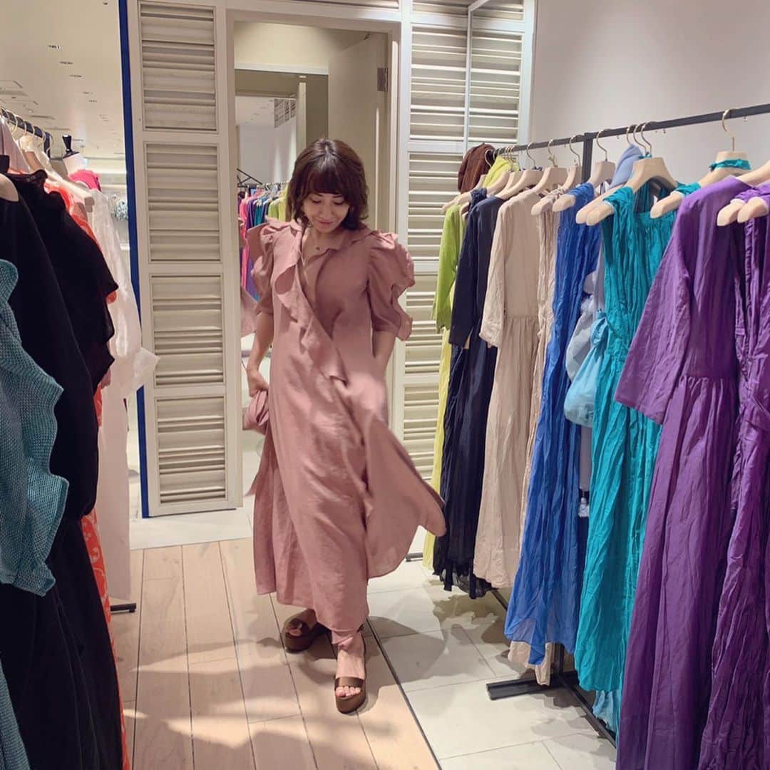 風間ゆみえのインスタグラム：「MYLAN💜POP UP SHOP  新宿伊勢丹2階で開催中‼︎ 旅に大活躍のクリンクルシリーズもフルラインナップ‼︎ 新作のラッフルカシュクールドレス、ティアードロングスカートかなりおすすめですよ😆✨ 私は写真のピンクベージュとブラックを✨ティアードスカートは選びきれなくてまだどの色にしようかと悩み中✨  @keikosasaki_mylan  #mylanpopupshop  #mylan #伊勢丹新宿店」