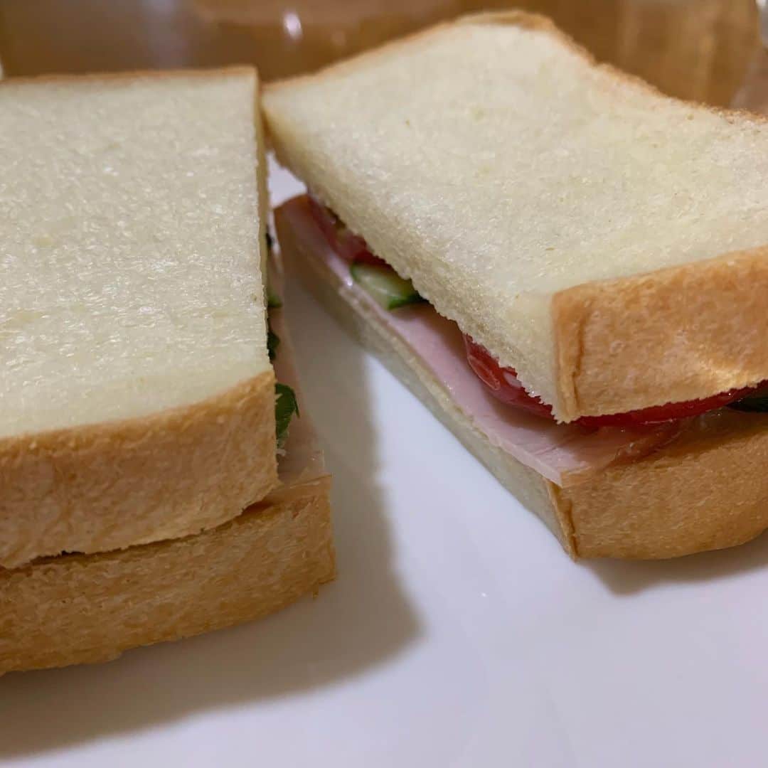 野間美由紀のインスタグラム：「雑なサンドイッチ作った。中味はハム、キュウリ、トマト、マヨネーズ。」