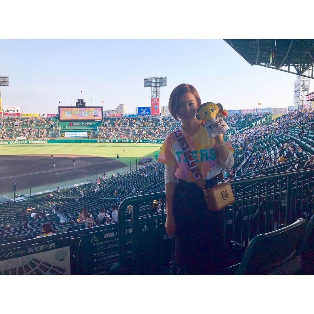 西﨑梨乃さんのインスタグラム写真 - (西﨑梨乃Instagram)「. お仕事とは関係ありませんが、、、思いっきりプライベート投稿です🙇‍♀️💦 . 先週、甲子園球場に 野球を観に行きました⚾️🐯 プロ野球開幕して や〜と行けた！！！ . 私の行った5/11は TORACO DAY🐯 阪神ファンの女性を対象にしたイベントも行われていました(*'ω'*) . この花柄のユニホームも TORACO day限定😊 . 学生の頃、関西に住んでいたので よく甲子園には行っていました☺️ 球場で飲むビールと焼き鳥の組み合わせが 一番美味しい、、、🍺💕笑 . TORACO dayに合わせて 女性も楽しめるようなスイーツも販売されていました〜！ この日は 暑かったので マンゴースノーアイス、、、美味しかった、、、🤤 . ここまで 食べ物の話ばかりになりましたが、、、（笑）野球場で見るゲームはやっぱり楽しい！！ 迫力があって お客さんみんな一帯となって応援している雰囲気が 大好きです🌟 . また ふらりと野球を観に行こうと思いました😊 次はどこに行こうかな〜。 . 長々と 趣味の話を書きましたが みなさんの趣味も教えていただけたら 嬉しいです😊 . #西日本放送 #RNC #野球観戦  #阪神タイガース #阪神 #中日ドラゴンズ  #甲子園球場  #TORACO #TORACODAY #🐯 #⚾️」5月18日 13時39分 - rino_nishizaki