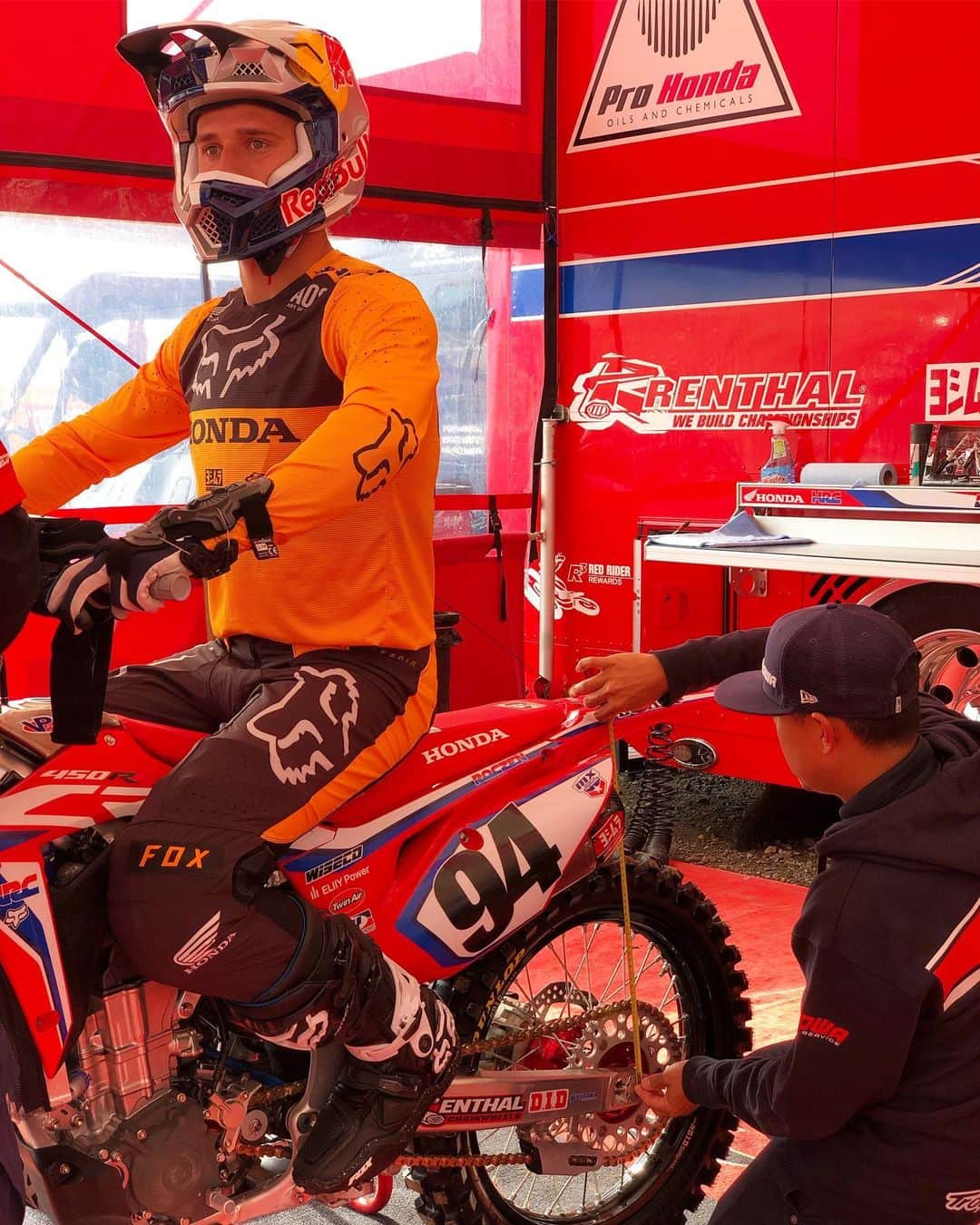 Honda Powersports USさんのインスタグラム写真 - (Honda Powersports USInstagram)「It’s race day! 🏁 Final bike checks before heading out for first practice🤘🏼‼️ . . What are your predictions for the @hangtownmx opener? #RideRed #Honda #TeamHondaHRC #ProMotocross #ThisIsMoto #MayMotorsports」5月19日 0時36分 - honda_powersports_us
