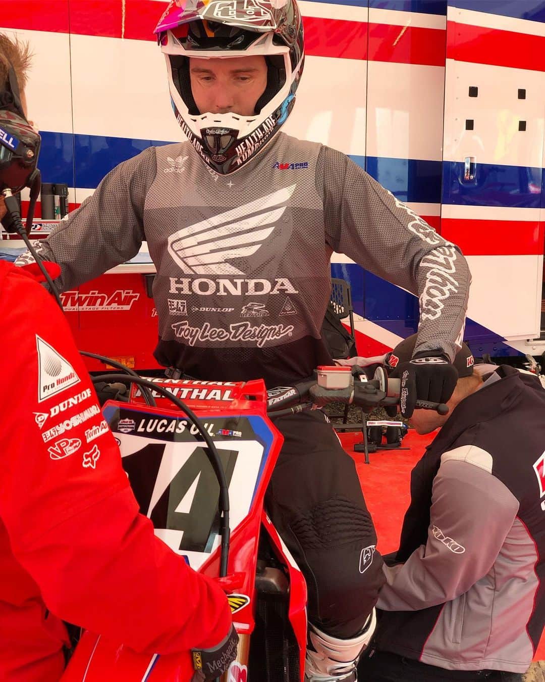 Honda Powersports USさんのインスタグラム写真 - (Honda Powersports USInstagram)「It’s race day! 🏁 Final bike checks before heading out for first practice🤘🏼‼️ . . What are your predictions for the @hangtownmx opener? #RideRed #Honda #TeamHondaHRC #ProMotocross #ThisIsMoto #MayMotorsports」5月19日 0時36分 - honda_powersports_us