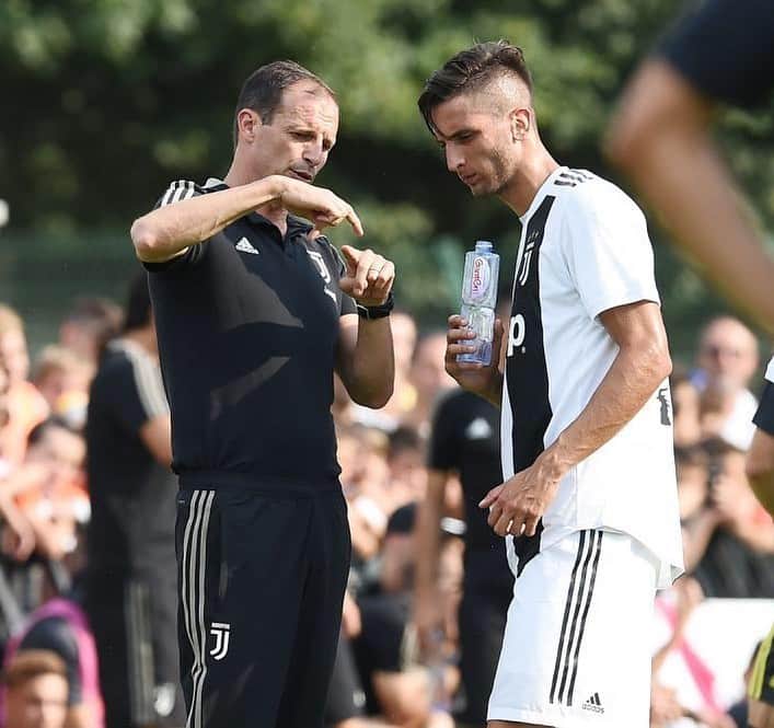 のインスタグラム：「Grazie per tutto quello che mi hai insegnato e per aver creduto in me. Ti auguro il meglio per il futuro mister! #GrazieAllegri @juventus  Gracias mister por todo lo que me has enseñado y por confiar en mi. Te deseo lo mejor en el futuro! #GrazieAllegri @juventus」