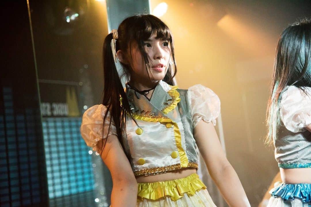 東雲れいかのインスタグラム：「18.19と #FLOWLIGHT で大阪 神戸に来ています。 地元に来ていることもあって、そんでたまたまファンの人が去年の私のアイドル原点の動画をあげてくれていて（2枚目）ばっちばちに煽ってる自分を見て、みんなの熱い声とかでなんか熱い気持ちになったよ🐶 1人1人のファンにも感謝と大好き止まんないし、もっともっと頑張りたい。 みんながいるからもっと頑張れるはず、  9月1日クアトロ #FLOWLIGHT で埋めたいです。まだ手売りチケット🎫のみの発売ですが6月になるとプレイガイドでも発売されます。 皆さん、9月1日は絶対にご予定あけていてくれたら嬉しいです。  明日はファンミもあるし、久しぶりに大阪でライブ！たのしみ！ぶちあげよ！」