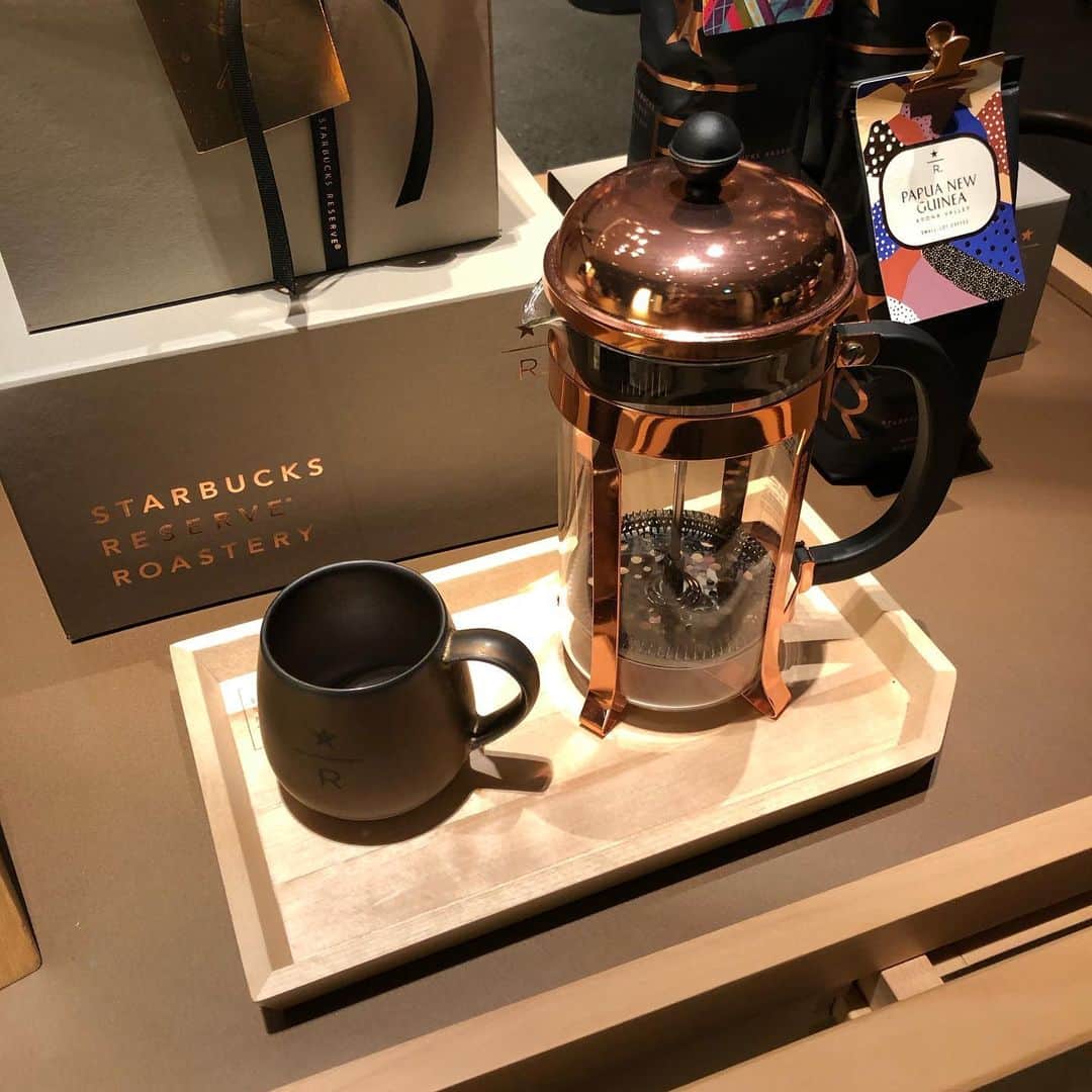 ロシアン佐藤さんのインスタグラム写真 - (ロシアン佐藤Instagram)「初めての #スターバックスリザーブロースタリー  コーヒー好きさんには天国みたいな場所なんではなかろうかという。コーヒーと紅茶のテーマパークみたい！  何も前情報なくふらぁーっと入ったけど、少し情報仕入れてくればよかった😂！ 頼み方とか訳分からなかったけど、バリスタのお兄さんに好みを伝えると優しく会話しながら豆や煎れ方を一緒に選んでくれます。 酸味がきついのがあまり好きではないので、その事を伝えたら、今日はこちらの パプアニューギニア アローナバレイのお豆をモッドバープアオーバーで入れてもらいました。 あたたかいうちは、柔らかな酸味でふわぁーっとしたまろやかな香り！ 冷めてくると酸味が引き立ってきたけど、その香りと味の変化も楽しめてよかった！ 最後までスッキリ飲めて大満足👐❤️ グリーディングカードみたいなコーヒーの説明が貰えるから、集めたくなっちゃうねー。 あと、グッズがものすごく可愛い！ とりあえず吾郷ちゃんつれていきたい🐝  #スターバックス #スターバックスリザーブロースタリー東京 #starbucksreserveroastery」5月18日 23時07分 - i_am_hito.chin