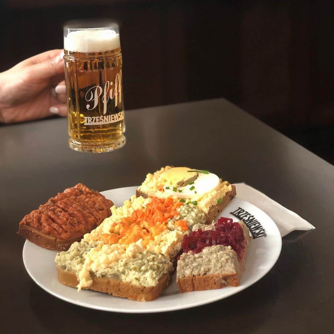 のインスタグラム：「ショーケースに並んだオープンサンドの中からいろいろ選んでみました。ミニサイズのビールが嬉しい。 #ウィーン」