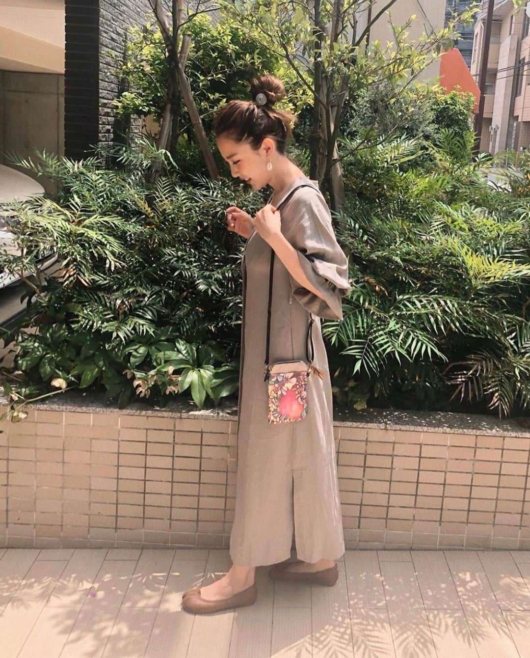 ラレイアのインスタグラム：「🌴 人気のスマホポシェットはこれからのシーズンにもピッタリな麻素材もあります✨ ・ 今なら川崎店・吉祥寺店・WEBサイトにてお得なクーポンキャンペーン実施中😍💕 ・ 夏になる前の今だからこそ、お気に入りitemをGETしてくださいね😊 ・ THANK YOU #Repost @nanacoco.7 ♡♡♡ ・ @laleia_official  @colleenwilcoxgallery_jp  #colleen#colleenwilcox#art#hawaii#aloha#surf#beach#fashion#laleia#ハワイ#フォトジェニック#インスタ映え#インスタ女子#アロハ#ビーチ#海を感じる雑貨#ラレイア#アート#ビーチガール#サーフスタイル#大人カジュアル#旅行#トラベラー#タビジョ#スマホポシェット#母の日」