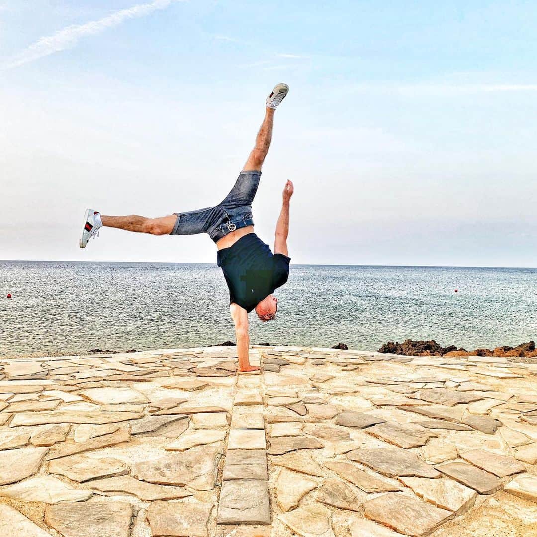 マックス・ウィットロックのインスタグラム：「A gymnast can’t go away and not take a #holidayhandstand picture! If your going away soon tag me in yours! 🤸‍♂️ #holiday #gymnastics #gymnast #handstand #fitnessmotivation #fitness #motivation #gym #fit #healthandfitness」