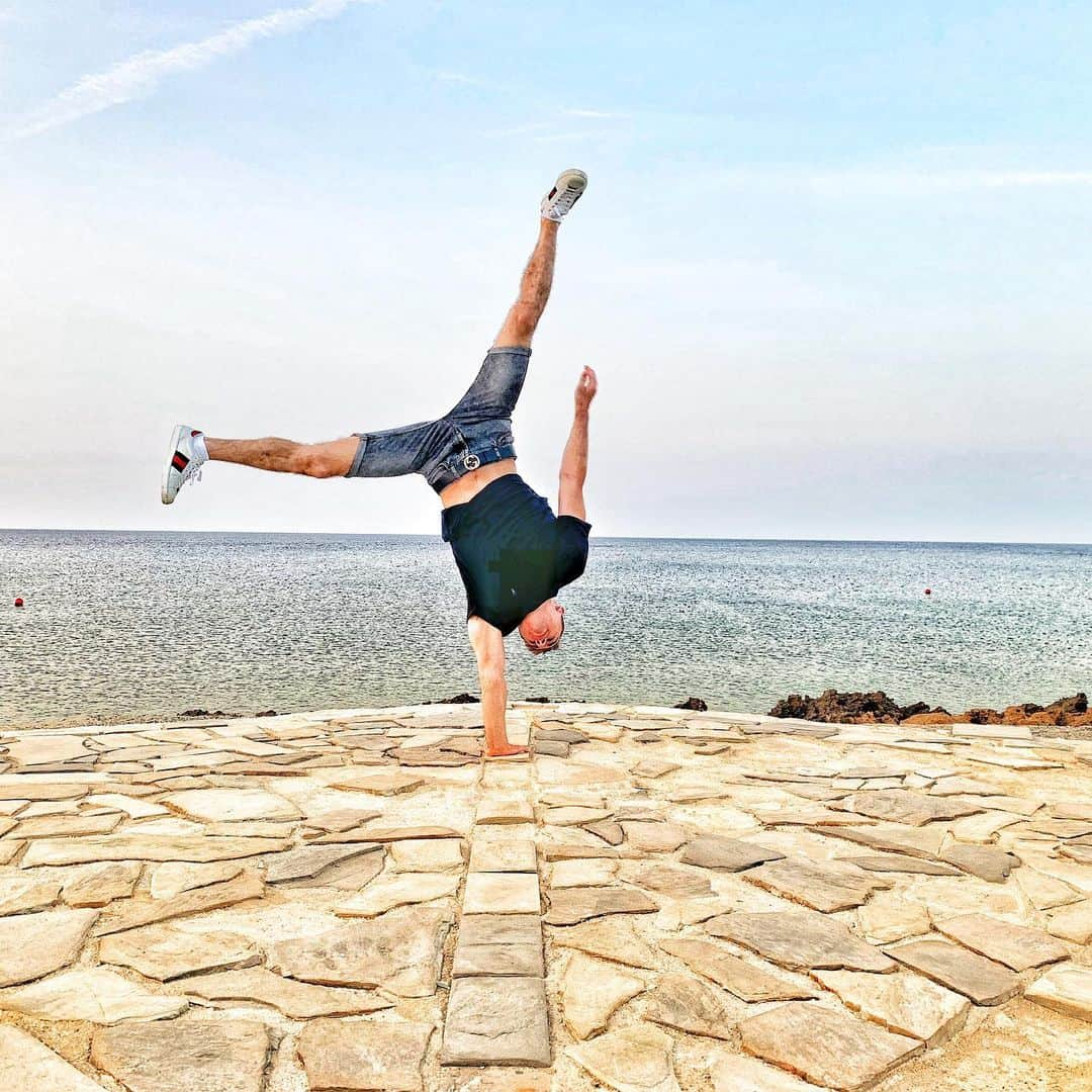 マックス・ウィットロックさんのインスタグラム写真 - (マックス・ウィットロックInstagram)「A gymnast can’t go away and not take a #holidayhandstand picture! If your going away soon tag me in yours! 🤸‍♂️ #holiday #gymnastics #gymnast #handstand #fitnessmotivation #fitness #motivation #gym #fit #healthandfitness」5月18日 23時02分 - maxwhitlock