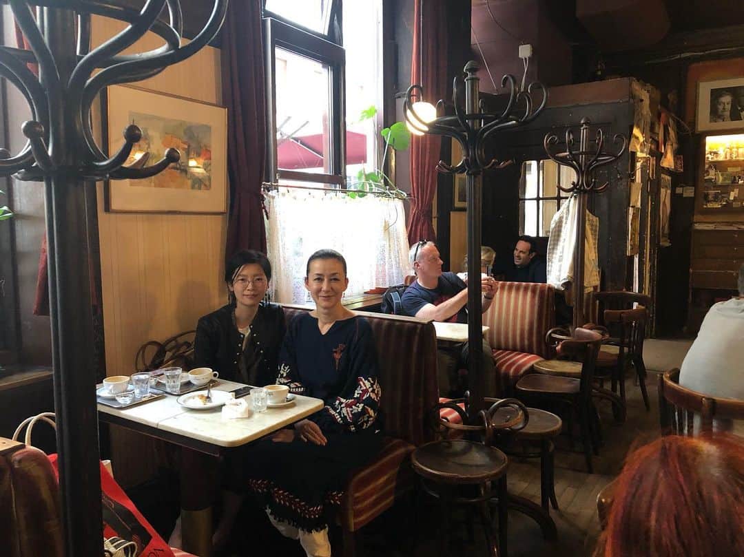 のインスタグラム：「オープンサンド店の斜め前にあるクラシックなカフェ「HAWELKA」。 #ウィーン #老舗カフェ #東欧民芸クリコ」