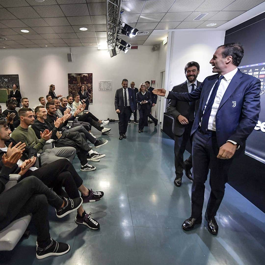 ユヴェントスFCさんのインスタグラム写真 - (ユヴェントスFCInstagram)「HISTORY ALONE 🏆🏆🏆🏆🏆 The emotions in the press conference of Massimiliano Allegri with President Andrea Agnelli and the Juventus players #GrazieAllegri」5月18日 23時06分 - juventus