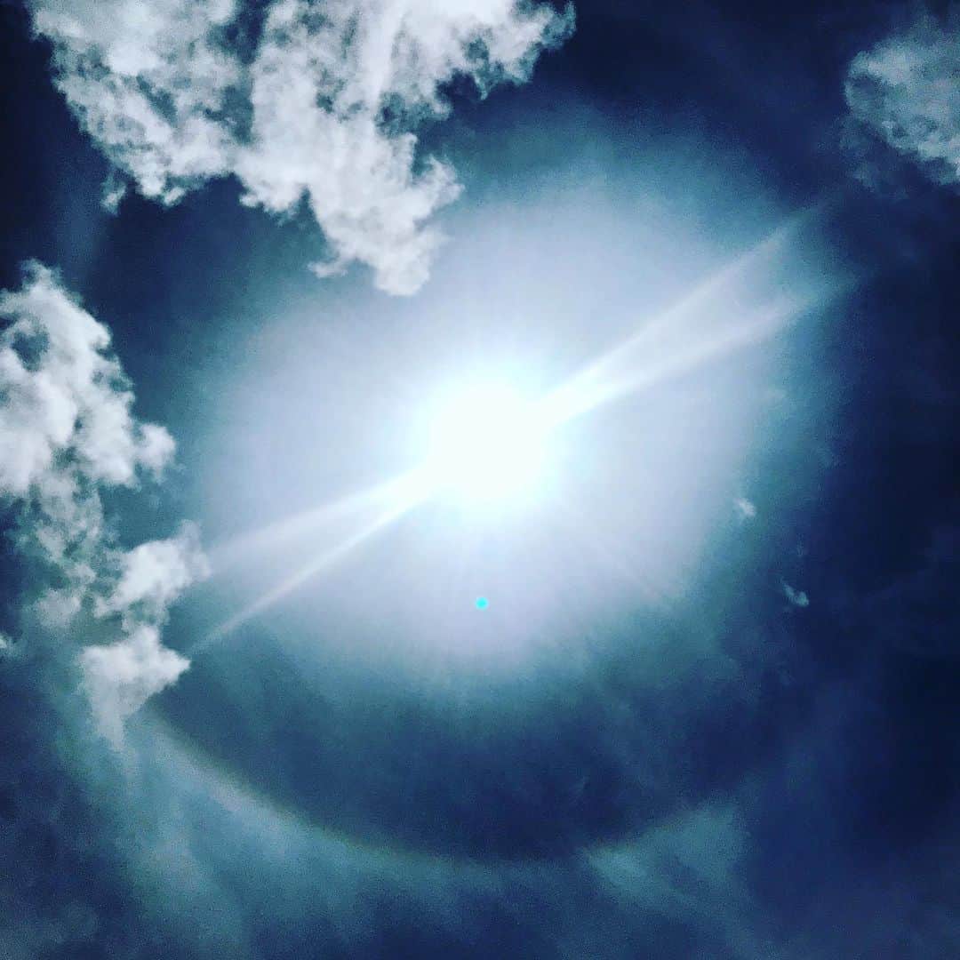メラニー・サイクスさんのインスタグラム写真 - (メラニー・サイクスInstagram)「#sunhalo #Mallorca #skygazing #sun #clouds #icecrystals 💙」5月18日 23時10分 - msmelaniesykes