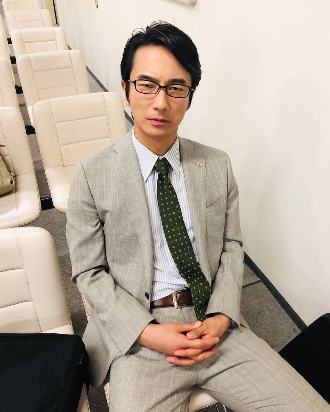 テレビ朝日「おっさんずラブ」さんのインスタグラム写真 - (テレビ朝日「おっさんずラブ」Instagram)「﻿ 🌻劇場版 #おっさんずラブ 🌻﻿﻿ ﻿ カメラを向けた武川主任の眼差し強すぎる件👀﻿ ﻿ #えっオコなの❓﻿ #それともチベットスナギツネなの🦊❓﻿ #いかんせんメッセージ性が強すぎる﻿ #しかし撮影後はにっこり笑顔☺️﻿ #こんな感じでいい？って﻿ #いやこちらもわかりません﻿ #いつも優しい眞島さん🌸﻿ #マサムネの恋の行方は果たして...﻿ #武川政宗 #眞島秀和﻿ #公開まであと97日」5月18日 23時15分 - ossanslove