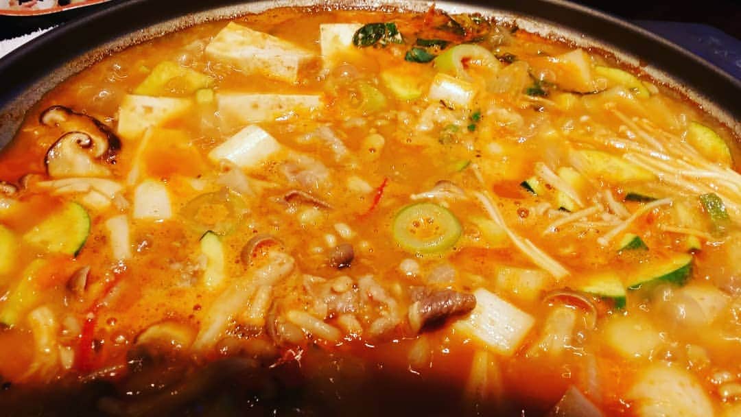 火口秀幸のインスタグラム：「#韓国 の #水鍋 辛そうに見えて　 #味噌仕立て で　辛くないのです」