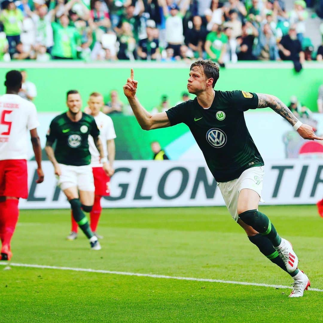 VfLヴォルフスブルクさんのインスタグラム写真 - (VfLヴォルフスブルクInstagram)「🎶 Weghorst on Fire 🎶🔥🔥🔥 #immernurdu #vflwolfsburg #arbeitfussballleidenschaft」5月18日 23時23分 - vfl.wolfsburg