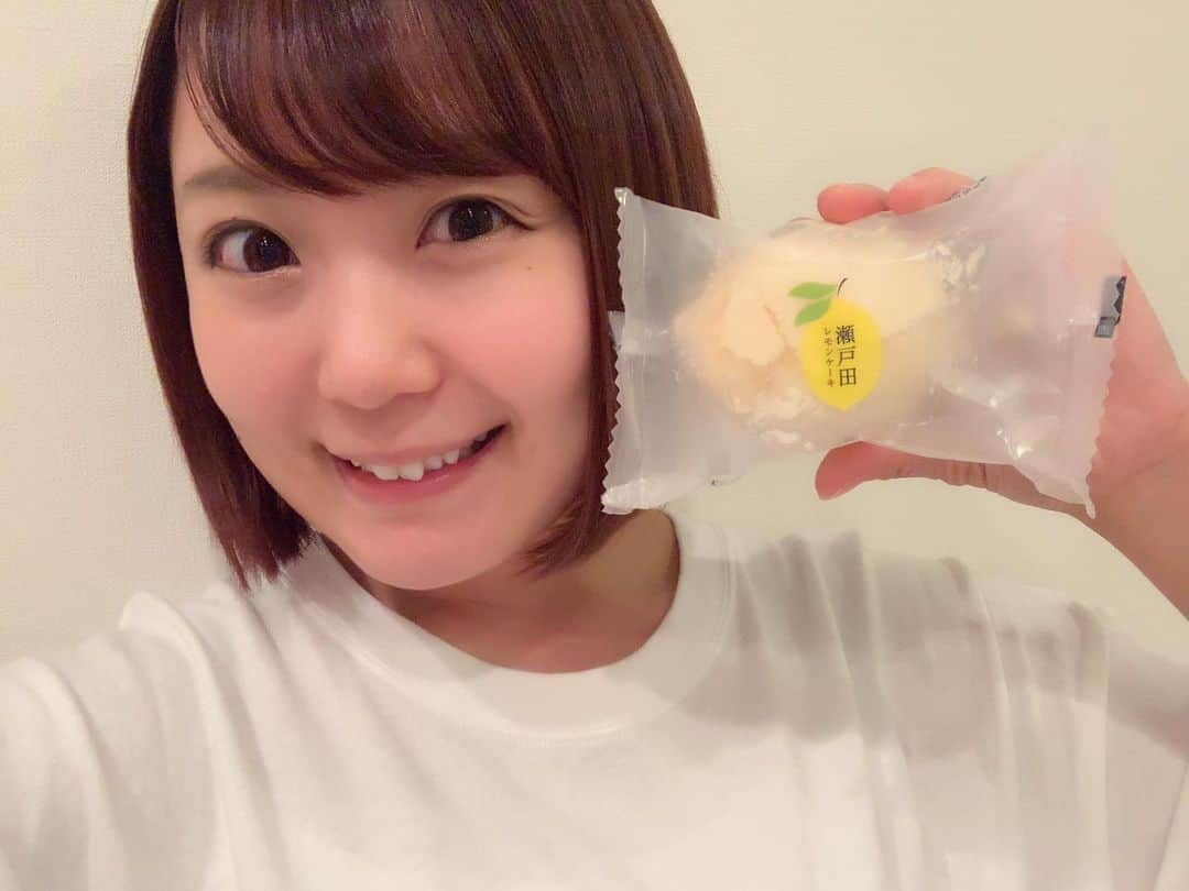 嶋梨夏さんのインスタグラム写真 - (嶋梨夏Instagram)「レモンケーキが広島名物だって最近知りました😳✨だんだんあったかくなってきたからか、ちょっと溶けてしまったけど、冷やして美味しくいただきました🍋💕💕💕 #瀬戸田レモンケーキ #瀬戸田 #レモンケーキ #lemoncake #広島 #尾道 #広島土産 #ご当地 #お土産 #sweets #スイーツ女子 #アラサー女子 #お肌の休息日 #photooftheday #JAPAN #japanesesweets #japanesegirl #avex #avexmanagement #instagood #followme #極度の甘党 #ricashima #嶋梨夏」5月18日 23時26分 - shimarica_jp