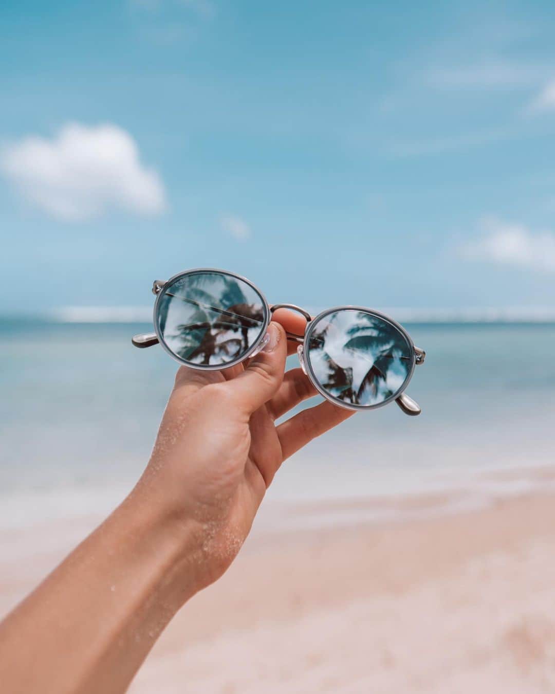 Kapten & Sonさんのインスタグラム写真 - (Kapten & SonInstagram)「'Let the sea set you free!' 🌊 Our Amsterdam All Grey Mirrored is perfect for your next day at the beach. #bekapten #kaptenandson⁣⠀⠀ .⁣⠀⠀ .⁣⠀⠀ .⁣⠀⠀ #oceanvibes #oceanbreeze #beachdays #traveladdicted #travelgoals #passportpassion #takemethere #sunisup #sunny」5月18日 23時28分 - kaptenandson