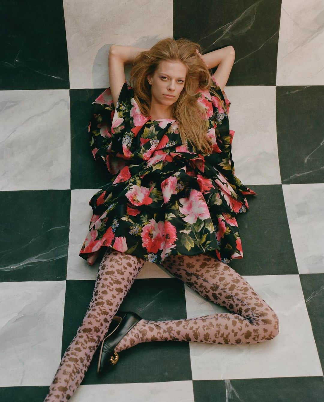 Vogue Italiaさんのインスタグラム写真 - (Vogue ItaliaInstagram)「More about our May issue. ‘LYING DOWN’ featuring @lexiboling photographed by @dariocatellani styled by @charlottecolletcollet Full credits: #LexiBoling @heroesmodels aphy @dariocatellani Styling Editor in chief @efarneti Creative director @gb65 Casting directors @pg_dmcasting @samuel_ellis @ DM Fashion Studio Hair @ward_hair @thewallgroup Make-up @benjaminpuckey @bryantartists using @kikomilano Manicure #MakiSakamoto @thewallgroup using @deborahlippmann Set design @whitneyhellesen  On set @clmagency See more on the pages of #VogueItalia」5月18日 23時30分 - vogueitalia