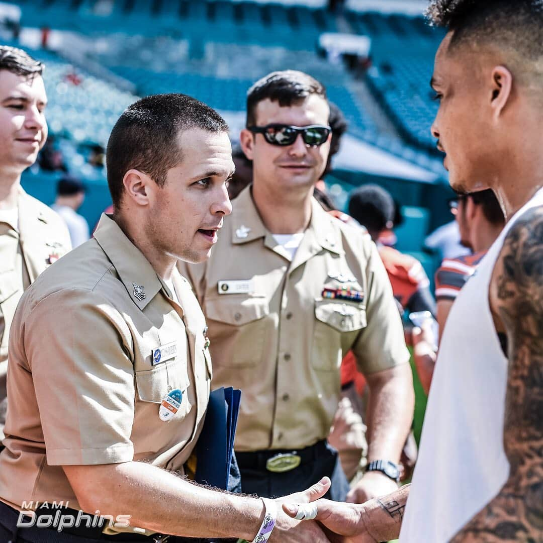 マイアミ・ドルフィンズさんのインスタグラム写真 - (マイアミ・ドルフィンズInstagram)「Today, we salute the brave women and men serving on #ArmedForcesDay. #SaluteToService」5月18日 23時30分 - miamidolphins