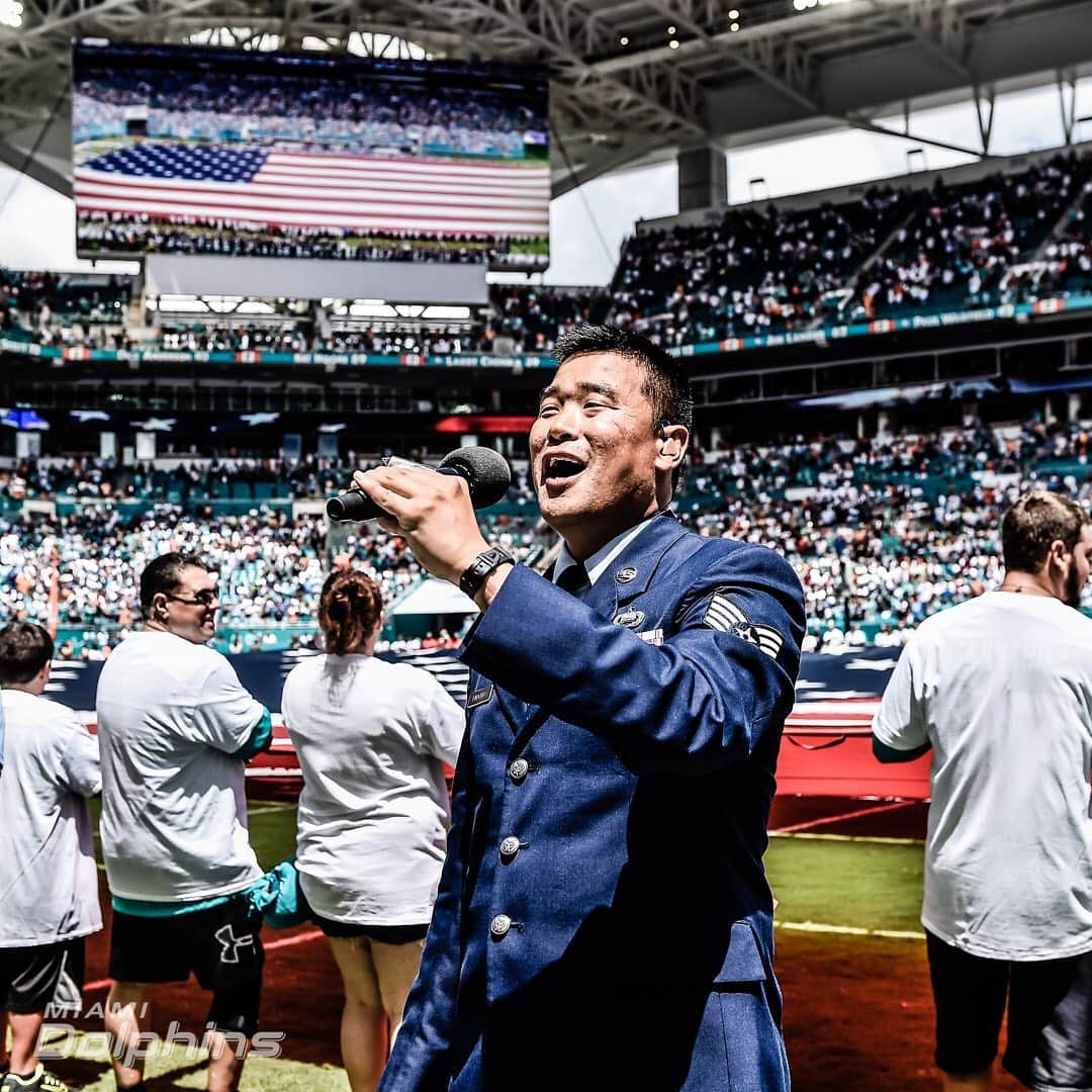 マイアミ・ドルフィンズさんのインスタグラム写真 - (マイアミ・ドルフィンズInstagram)「Today, we salute the brave women and men serving on #ArmedForcesDay. #SaluteToService」5月18日 23時30分 - miamidolphins