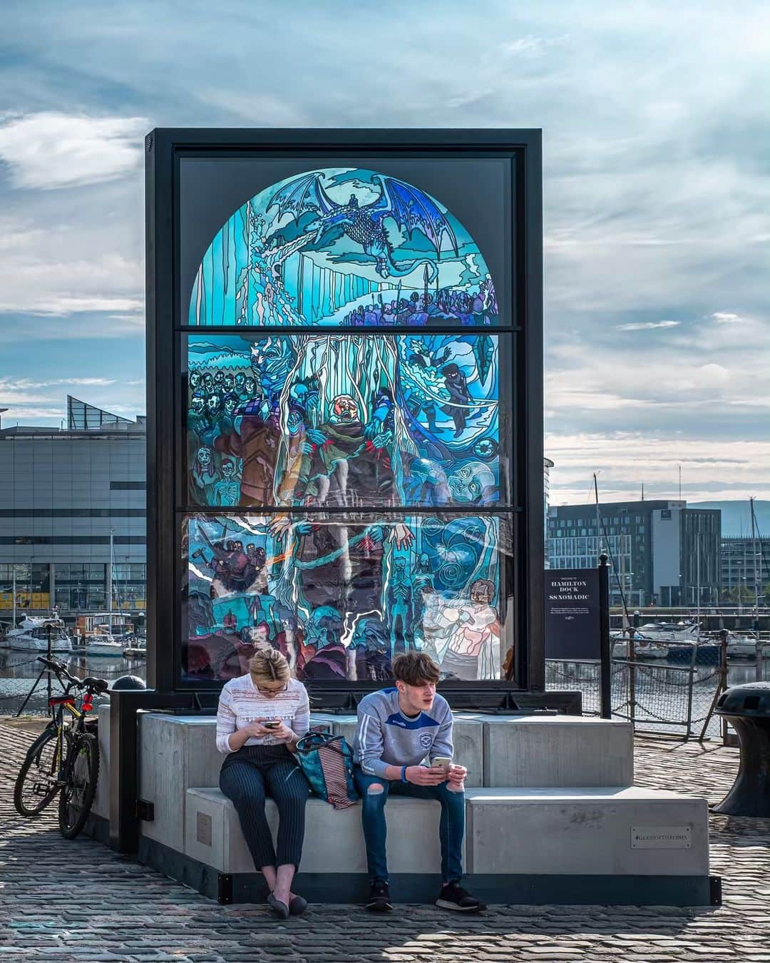 Nicanor Garcíaのインスタグラム：「As cold as ice | Más frío que el hielo #nicanorgarcia #GlassOfThrones #GOTTerritory . Ya está colocada la quinta Vidriera de Juego de Tronos, situada al lado del Centro interactivo del Titanic en Belfast. Está dedicada a los Caminantes Blancos. Desliza para ver las vidrieras anteriores. Ves al link de mi perfil y podrás inmortalizarte con tu familia favorita en GoT @DescubreIrlanda . The fifth Glass of Thrones stained glass artwork was just unveiled this past week close to the Titanic Belfast. It is all about the White Walkers. Swipe left to see the previous Glass of Thrones artworks. Go to the link in my profile to choose your favorite family in GoT and immortalize yourself as one of them @TourismIreland . #DiscoverIreland #Ireland #LoveIreland #InstaIreland #ad」