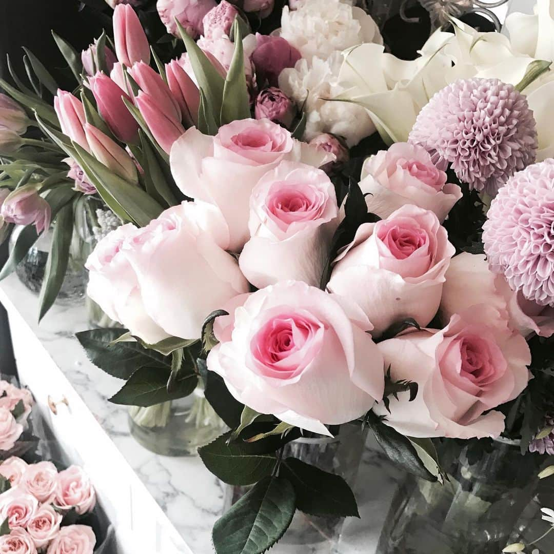 Florist.janeさんのインスタグラム写真 - (Florist.janeInstagram)「모두들 굿밤 💕 . . . . . . . ☝🏻5/21-6/2일까지 해외 일정으로 예약/주문이 어렵습니다😔 6/2일 이후 주문건은 예약 가능하오니 연락 부탁드려요 💕 👏🏻모든 주문건은 예약제로 받습니다.꽃이 필요한 날 기준으로 3,4일 전 예약주세요😻 ✌🏻주문/ 클래스문의 - janejoung310 카카오톡 (레슨중에는 전화 상담이 어렵습니다. 카카오톡 주시면 빠르게 상담 도와드리겠습니다) . . . . . . . #블루밍스완 #꽃다발 #꽃배달 #고급꽃집 #일상 #데일리 #꽃스타그램 #꽃 #여자친구선물 #꽃선물 #선물추천 #작약  #작약꽃다발 #꽃다발주문 #블스느낌 #flowers #florist #daily #peony #pink #🌸 #플라워레슨 #플로리스트 #장미 #장미꽃다발 #예쁜꽃집」5月18日 23時38分 - jane.florist