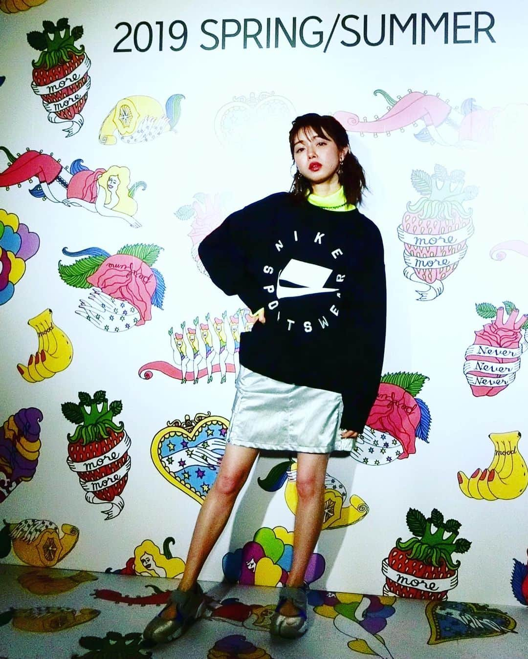 市川美織さんのインスタグラム写真 - (市川美織Instagram)「NYLON JAPAN × atmos pink SPECIAL SHOWに出演させて頂きました💘﻿ ﻿ たくさんの声援をありがとうございました😊﻿ ﻿ ウォーキングではちょっぴりクールに、音楽に合わせて楽しく、最後はやっぱりレモンを添えさせて頂きました🍋﻿ NIKEさんのお洋服もatmos pinkさんの靴もNYLONさんの世界感がめちゃめちゃカッコ良くて好きすぎるコーディネート💕  お洋服って組み合わせ次第で無限大にコーディネートできるから、飽きないし、まだまだ知らないなって思うから、楽しい！！ 着るのもコーディネート見るのも考えるのも♪ ﻿ 一人になってランウェイを歩かせて頂いたのは初めてで、広く大きな会場は私の未来のようでした！﻿ ﻿ どんなところでも、どこにいても、何をしてても、小さくったって、埋もれず輝きを放てるようにこれからも頑張ろうって思いました✨﻿ ﻿ 大好きなお洋服、ファッションの世界。﻿ 今後は色々とお仕事の幅を広げて、どこか﻿ 深く携わっていけるように、、﻿ ﻿ 日々前進あるのみです！！﻿ ﻿ ﻿ 今日も一日お疲れさまでした👋﻿ ﻿ #NYLONJAPAN #atmospink #GirlsAward #RakutenGirlsAward2019SS﻿  #ガールズアワード #ガルアワ」5月18日 23時38分 - miori_ichikawa