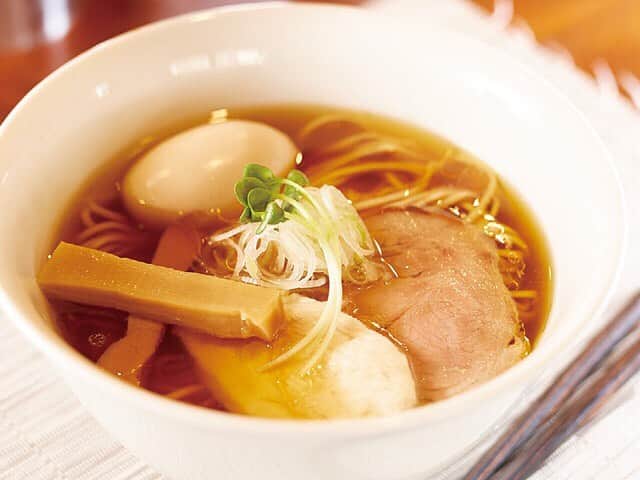 東京カレンダーさんのインスタグラム写真 - (東京カレンダーInstagram)「「鶏そば」（味玉入り）は、鶏スープの滋味あふれる味わいが魅力。シンプルだが、あっさりとした上品な味わいのファンになる女性も多い一品。 #東京カレンダー #東カレ #tokyocalendar #鶏そば #ラーメン #高田馬場 #西早稲田 #らぁ麺やまぐち」5月18日 23時42分 - tokyocalendar