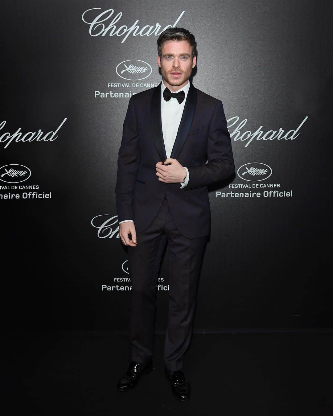 エトロさんのインスタグラム写真 - (エトロInstagram)「Nighttime elegance is #RichardMadden, John Reid in ‘Rocketman’ and Robb Stark in #GameOfThrones, wearing a tailor-made dark brown and navy Paisley print #Etro suit for the Chopard party at #Cannes2019.  #EtroInCannes #EtroEverywhere #EtroCelebs」5月18日 23時43分 - etro
