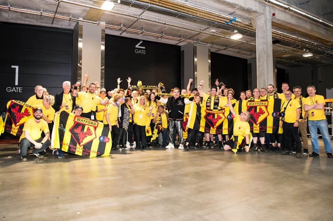 エルトン・ジョンさんのインスタグラム写真 - (エルトン・ジョンInstagram)「@watfordofficial, Team Elton are cheering you on from backstage in Copenhagen for your #FACupFinal game today! ⚽🏆⚽️ GO HORNETS!! 📷: @BenGibsonPhoto」5月18日 23時45分 - eltonjohn