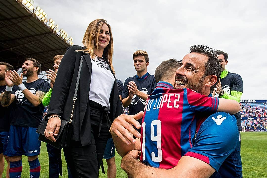 レバンテUDさんのインスタグラム写真 - (レバンテUDInstagram)「¡Eterno Pedro! #GraciasPedro #OrgullGranota 🐸 ---- #MachoLevante #LevanteUD #Laliga #LaLigaSantander #LevanteAtleti #futbol #football #ElClubQuePortemAlCor 💙❤」5月18日 23時47分 - levanteud