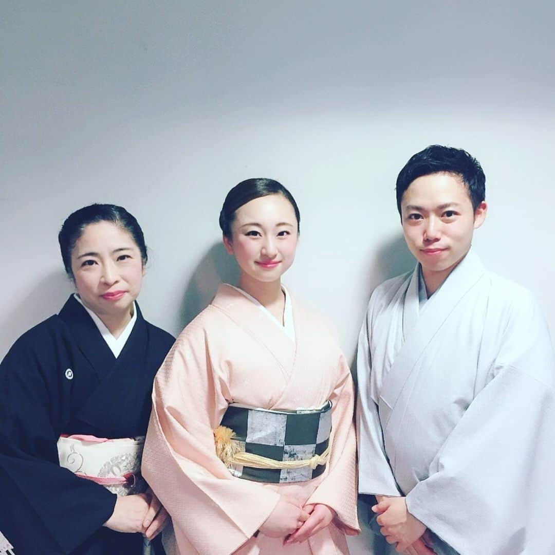 茉玲さや那さんのインスタグラム写真 - (茉玲さや那Instagram)「日本舞踊の会に出させて頂きました。 舞台で1人で舞うのは初めてだったので、とても嬉しかったですし、素敵な経験をさせて頂きました( ´͈ ᵕ `͈ )❁⃘*.ﾟ 髪の毛は日本物のお稽古の時にやっていた髪型にしてみました！(少し乱れてしまってますが……💦) 終演後に藤間秀曄先生と藤間涼太朗先生とお写真を撮って頂きました♡♡♡先生方の踊りも拝見出来て、学びの多い1日でした·͜·♡これからもお稽古頑張ります✨  #藤間秀曄 先生  #藤間涼太朗 先生  #茉玲さや那  #日本舞踊」5月18日 23時50分 - sayana_egg_98