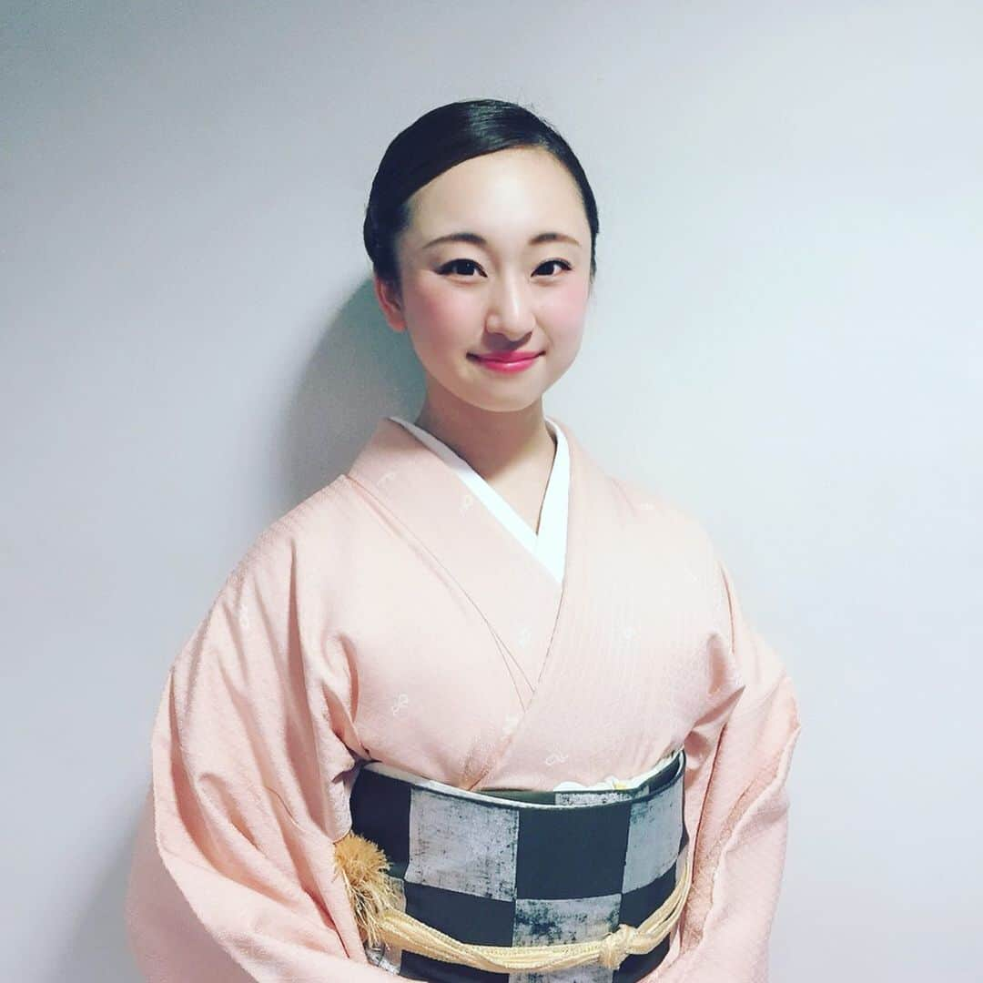 茉玲さや那さんのインスタグラム写真 - (茉玲さや那Instagram)「日本舞踊の会に出させて頂きました。 舞台で1人で舞うのは初めてだったので、とても嬉しかったですし、素敵な経験をさせて頂きました( ´͈ ᵕ `͈ )❁⃘*.ﾟ 髪の毛は日本物のお稽古の時にやっていた髪型にしてみました！(少し乱れてしまってますが……💦) 終演後に藤間秀曄先生と藤間涼太朗先生とお写真を撮って頂きました♡♡♡先生方の踊りも拝見出来て、学びの多い1日でした·͜·♡これからもお稽古頑張ります✨  #藤間秀曄 先生  #藤間涼太朗 先生  #茉玲さや那  #日本舞踊」5月18日 23時50分 - sayana_egg_98