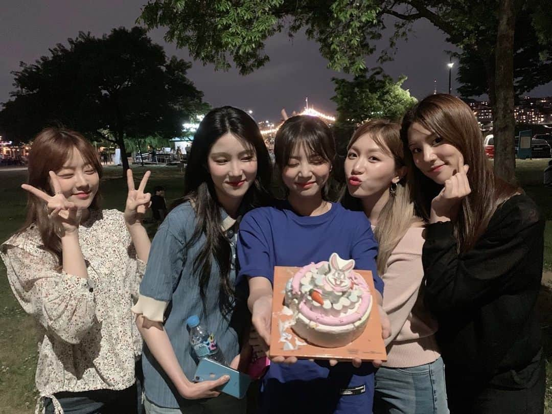 LABOUMさんのインスタグラム写真 - (LABOUMInstagram)「[#해인] 생일 하루 전 멤버들에게 특별한 이벤트를 선물받은 해인이😍 브이앱 재밌게 보셨나요!? 오늘 하루 행복하게 보낼 수 있도록 라떼 함께 축하해주세요❣️ #0519 #LABOUM #HAEIN #HAPPY_HAEIN_DAY🎂」5月19日 0時00分 - officiallaboum