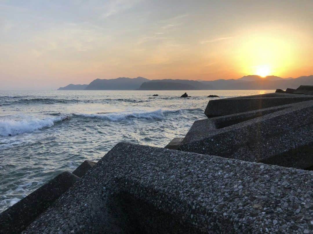 桂のインスタグラム：「日没  #sunset #sea #ocean #waves #rock #sky #clouds #sun #sunlight #twilight #mountain #nature #landscape #夕焼け #日没 #海 #波 #岩 #空 #雲 #太陽 #陽光 #たそがれ #山 #自然 #景」
