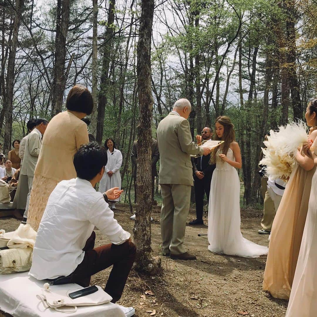 蓮沼千紘さんのインスタグラム写真 - (蓮沼千紘Instagram)「Happy wedding in the forest🌲🤵💓👰🌲 . . ☀️Takeshi＆Ai 🌿. . Congratulations🎊 .  天気に恵まれた森の中での素敵な結婚式。 ライジングフィールド軽井沢の敷地をうまく使った演出が素敵すぎて、、、✨ 5,6枚目はクローク！コテージが荷物の預け場になっていたり更衣室になっていたり。 少し移動したところで挙式！ グリーンが色を濃くし始めた美しいこの季節に木々と親愛なる人たちに囲まれての素敵なシーンの数々💓 . #軽井沢 #risingfieldkaruizawa  #ライジングフィールド軽井沢  #wedding #outdoorwedding #forestwedding #らぶりんwedding」5月18日 23時53分 - knitchihiro