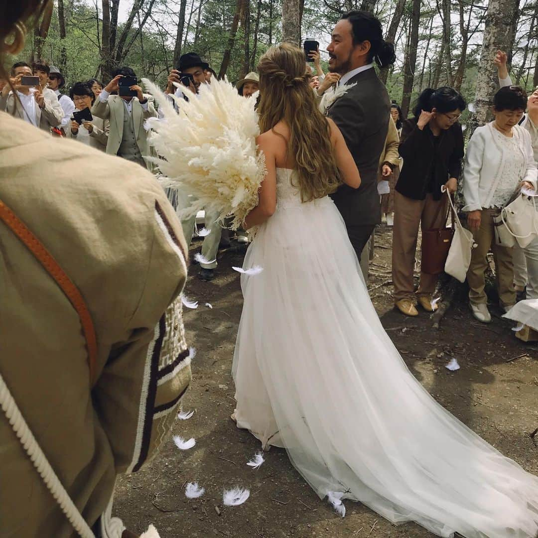 蓮沼千紘さんのインスタグラム写真 - (蓮沼千紘Instagram)「Happy wedding in the forest🌲🤵💓👰🌲 . . ☀️Takeshi＆Ai 🌿. . Congratulations🎊 .  天気に恵まれた森の中での素敵な結婚式。 ライジングフィールド軽井沢の敷地をうまく使った演出が素敵すぎて、、、✨ 5,6枚目はクローク！コテージが荷物の預け場になっていたり更衣室になっていたり。 少し移動したところで挙式！ グリーンが色を濃くし始めた美しいこの季節に木々と親愛なる人たちに囲まれての素敵なシーンの数々💓 . #軽井沢 #risingfieldkaruizawa  #ライジングフィールド軽井沢  #wedding #outdoorwedding #forestwedding #らぶりんwedding」5月18日 23時53分 - knitchihiro