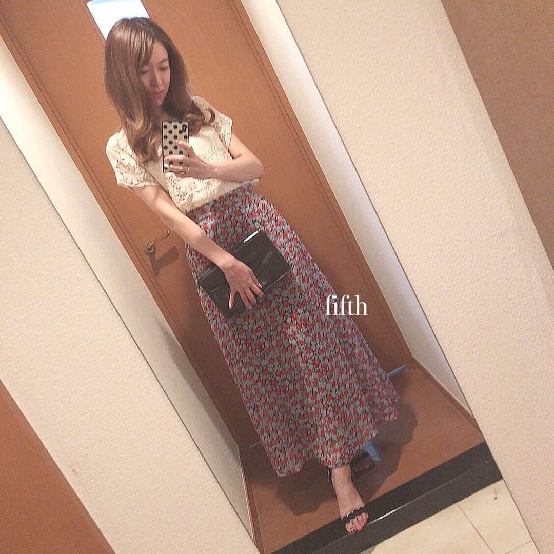 菊池かなこさんのインスタグラム写真 - (菊池かなこInstagram)「👗𝑓𝑎𝑠ℎ𝑖𝑜𝑛👠 ✾ この赤いスカート 気に入りすぎて週3日は着てる😂 fifth40%オフクーポン出てました🌼 ✾ ━━━━━━━━━━ ✾ #ootd ✾ 👚 𝕥𝕠𝕡𝕤 @fifth_store #フラワー刺繍ブラウス 👗 𝕤𝕜𝕚𝕣𝕥 @fifth_store #フラワーシフォンフレアスカート 👠 𝕤𝕙𝕠𝕖𝕤 @vivian_collection_official ━━━━━━━━━━ ・ ୨୧┈┈┈┈┈┈┈┈┈┈┈┈┈┈┈┈┈୨୧ #fifth#fifthtl#フィフス#ZOZO#ZOZOTOWN #fashion#ファッション#codenate #プチプラ#プチプラコーデ#codenate#code #今日のコーデ#春コーデ#デートコーデ#花柄 #アラサーコーデ#夏コーデ#スカートコーデ」5月18日 23時56分 - canana_kanako