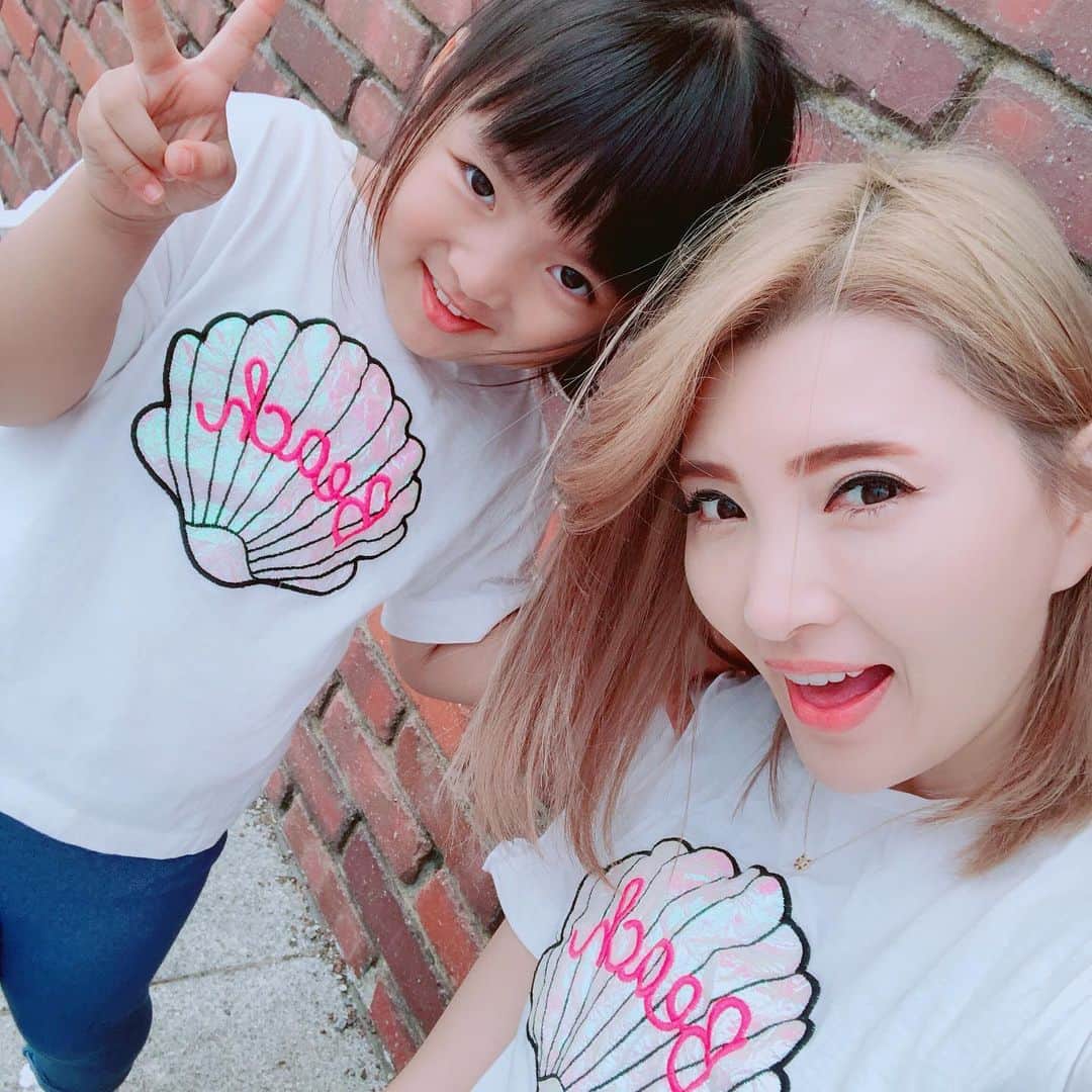 のインスタグラム：「佳奈プリンセスとお揃いコーデ💖 ・ ・ 5歳になる 佳奈プリンセスは ママのお洋服選んでくれたり ヘアスタイルを整えてくれたりします❣️ ・ ・ お揃いコーデで 娘をもったしあわせを さらに感じてます😉✨💖 #山内智恵 #お揃いコーデ #佳奈プリンセス #zara」