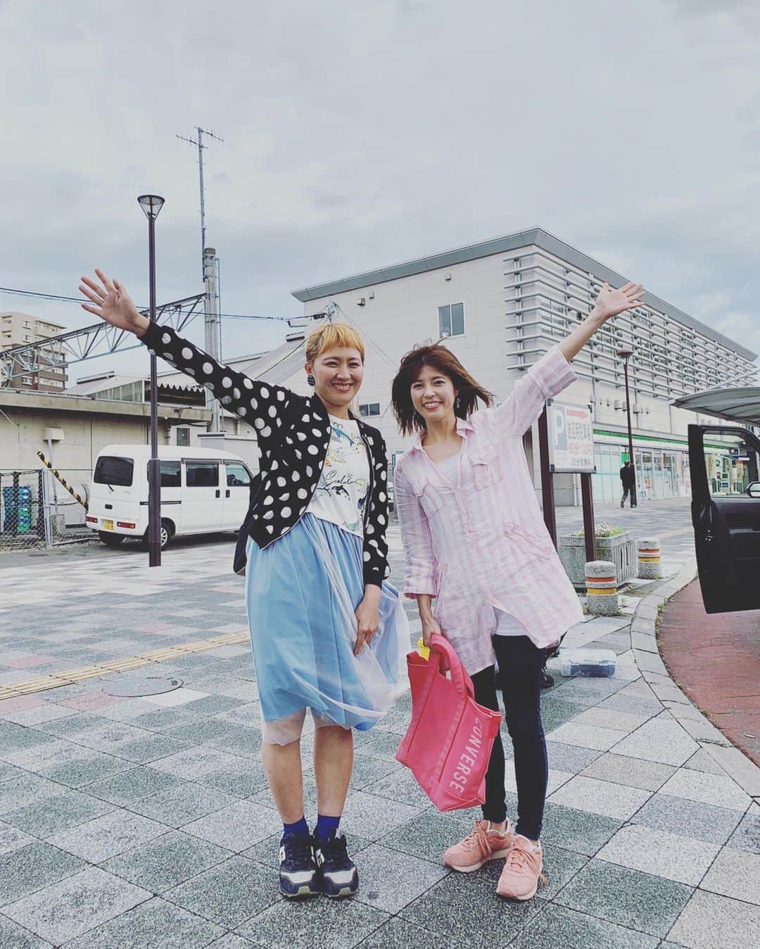 のインスタグラム：「今日は朝から福岡でテレキューさんの、「おとななテレビ」のロケでした📺 神田愛花さんとご一緒でしたが、とにもかくにも妖精のようなでも人間ですが、可愛くてハチが寄ってくるような蜜があるようなそんな感じなんです🤭❤️あー可愛い❤️ そしてあっとゆーまな１日に感謝です♫ 愛花さん、スタッフさん、出会った全てのみなさまありがとうございました🙋‍♀️🌴💡🤲⤴︎🐶❤️ 幸せです🤭⤴︎ #福岡 #テレキュー #おとななテレビ #神田愛花さん #オトナ女子 #私たち正反対 #雨に濡れたくない私 #雨に濡れたい愛花さん #絶妙 #大好きな人 #いつも笑顔をありがとうございます #いい意味で #インスタバエ」