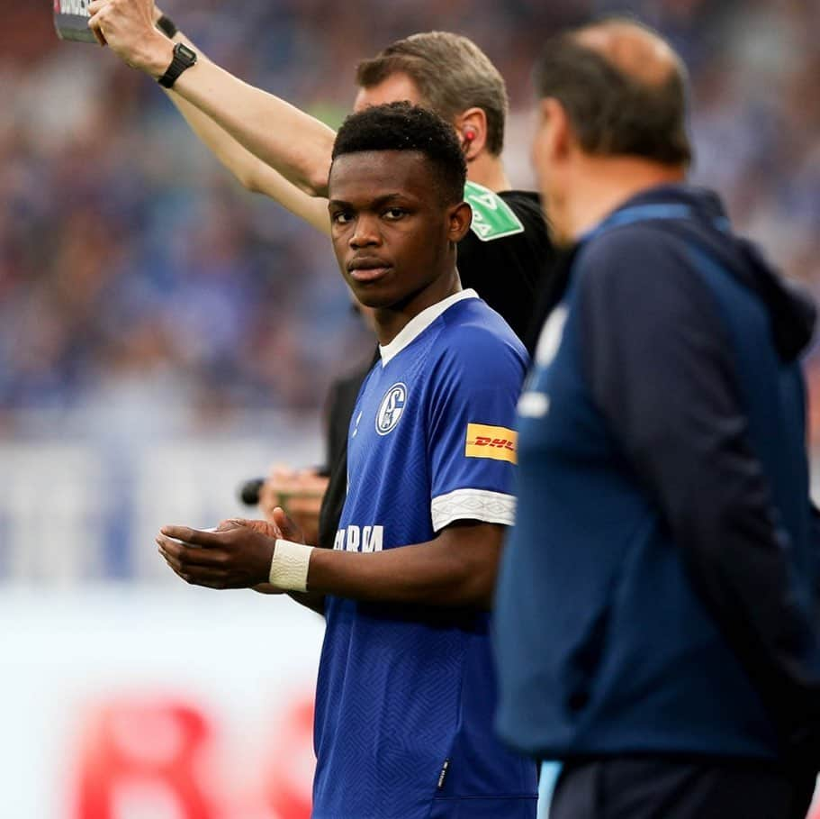 シャルケ04さんのインスタグラム写真 - (シャルケ04Instagram)「Huub‘s advice... . . #S04 #Schalke #Rabbi #Matondo @rabbimatondo #Substitution #S04VfB #🔵⚪️ #Futbol #Football #Soccer #Königsblau #Knappen」5月19日 0時02分 - s04