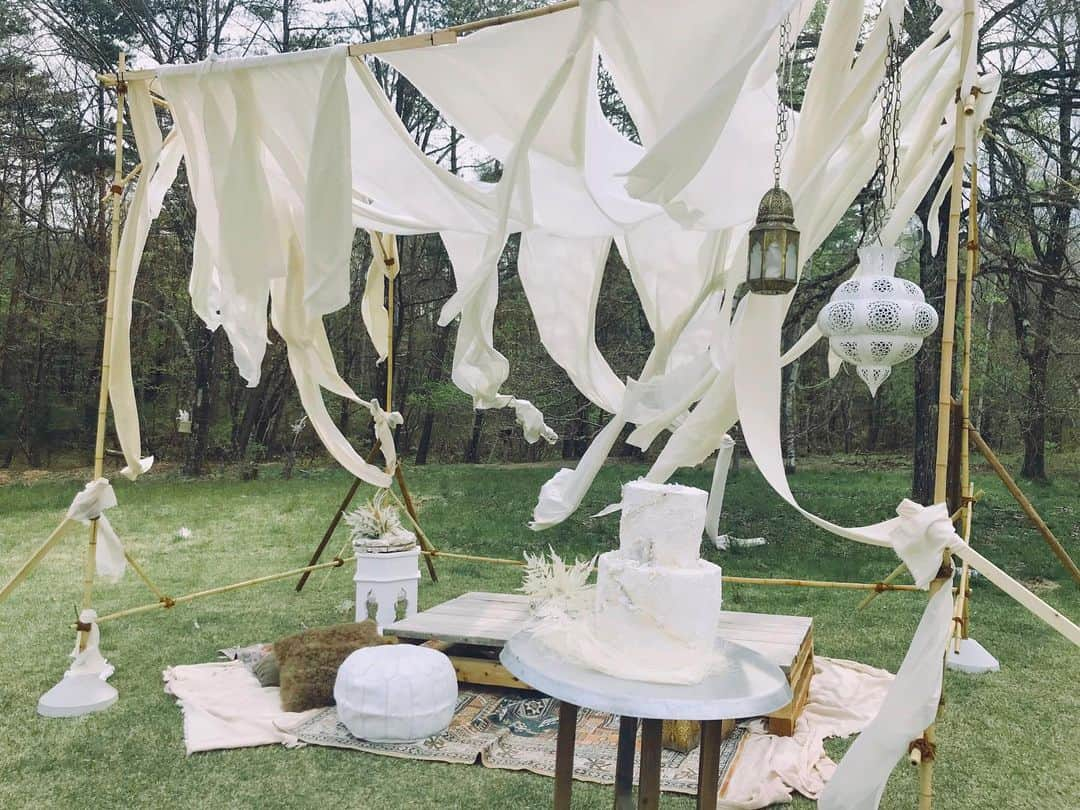 蓮沼千紘さんのインスタグラム写真 - (蓮沼千紘Instagram)「Happy wedding in the forest🌲🤵💓👰🌲 . picnic party🥳 . 🍀Takeshi＆Ai 🌿. . Congratulations🎊 . 2人の暖かくて明るい人間性のまんま集まっている人たちみんな暖かくてノリが良くて最高に盛り上がってた🙌💓 . . #軽井沢 #risingfieldkaruizawa  #ライジングフィールド軽井沢  #wedding #outdoorwedding #forestwedding #らぶりんwedding」5月19日 0時02分 - knitchihiro