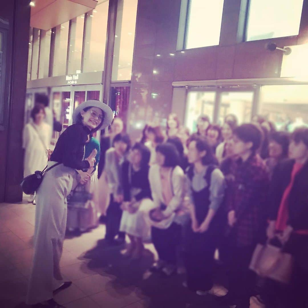 宇月颯さんのインスタグラム写真 - (宇月颯Instagram)「.﻿ .﻿ ｢笑う男｣大阪梅田芸術劇場公演、本日もありがとうございました✨﻿ ﻿ 本日はファンクラブの出待ちがあり、皆様に久しぶりに手渡しのお手紙を頂きまして、懐かしかったです(⸝ᵕᴗᵕ⸝⸝)﻿ 温かいお気持ちのこもったお手紙嬉しかったです♡﻿ 来てくださったファンクラブの皆様、本当にありがとうございました💖﻿ そして、いつもありがとうございます( ⸝•ᴗ•⸝)♡﻿ ﻿ 明日はいよいよ大阪千秋楽です！！﻿！！ 宜しくお願いします✨﻿ そして、ファンクラブイベントに来られる方はお待ちしております🙌💕﻿ ﻿ #笑う男﻿ #大阪#梅田芸術劇場﻿ #宇月颯オフィシャルファンクラブ#出待ち﻿ #いい顔してくださった方お顔ぼかしてすみません #ファンクラブイベント﻿ #宇月颯#とし」5月19日 0時04分 - hayate_uzuki_official