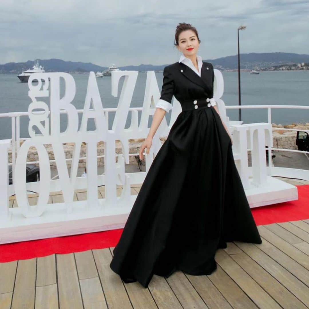 アレクシマビーユのインスタグラム：「Liu Tao wearing Alexis Mabille evening tuxedo dress @ bazaar movie night 2019 @festivaldecannes  @harpersbazaarhk styled @mix626 #alexismabille @alexismabille @tamia_liu_tao_msia_fans #cannesfilmfestival2019 #bazaarmovienight #bazaar #tuxedodress #liutao #chinesebeauty #eveninggown #lacroisette @tamialiutao」