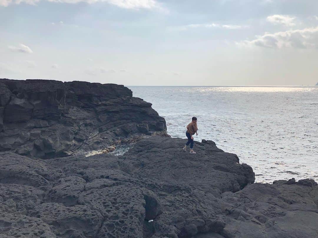 青山郁代さんのインスタグラム写真 - (青山郁代Instagram)「危ないかも、転ぶかも、気をつけて、そんな事を考えながらも足は夢中で遠くへ遠くへ🐾 ・ ・ 向こう側の景色が見たくて、アスレチックさながらに、断崖絶壁の地面を踏みしめて進む。 ・ ・ 夕方、偶然たどり着いたこの場所は#八丈富士 が噴火した際に溶岩が海に流れ落ちてできた溶岩台地🌋 ・ ・ 溶岩台地からも、お花が咲くんだ🌼可愛い🌼 ・ ・ 島なんだ。ここ、島なんだなーと。 水平線の彼方を見ながら思う。 ・ ・ I🐢八丈島 #南原千畳敷 #南原千畳岩海岸  #八丈島 #八丈富士 #断崖絶壁 #スニーカー旅 #island #hachijojima #つんいく #新田恵海 #青山郁代 #岩 #rock #ドライブ #photo #japan #八丈島移住計画 #島女子 #島ライフ #🚗 #えみつん 撮影動画にひょっこりはんな私」5月19日 0時07分 - ikuyo_aoyama