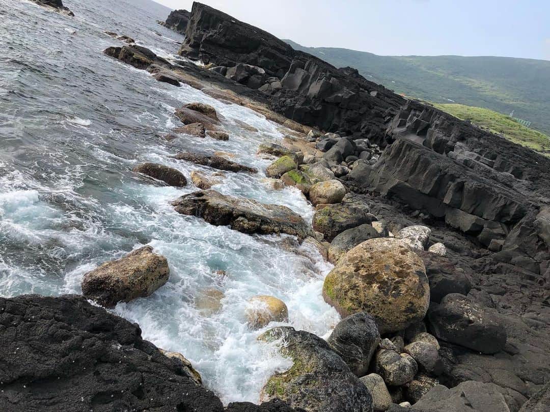 青山郁代さんのインスタグラム写真 - (青山郁代Instagram)「危ないかも、転ぶかも、気をつけて、そんな事を考えながらも足は夢中で遠くへ遠くへ🐾 ・ ・ 向こう側の景色が見たくて、アスレチックさながらに、断崖絶壁の地面を踏みしめて進む。 ・ ・ 夕方、偶然たどり着いたこの場所は#八丈富士 が噴火した際に溶岩が海に流れ落ちてできた溶岩台地🌋 ・ ・ 溶岩台地からも、お花が咲くんだ🌼可愛い🌼 ・ ・ 島なんだ。ここ、島なんだなーと。 水平線の彼方を見ながら思う。 ・ ・ I🐢八丈島 #南原千畳敷 #南原千畳岩海岸  #八丈島 #八丈富士 #断崖絶壁 #スニーカー旅 #island #hachijojima #つんいく #新田恵海 #青山郁代 #岩 #rock #ドライブ #photo #japan #八丈島移住計画 #島女子 #島ライフ #🚗 #えみつん 撮影動画にひょっこりはんな私」5月19日 0時07分 - ikuyo_aoyama