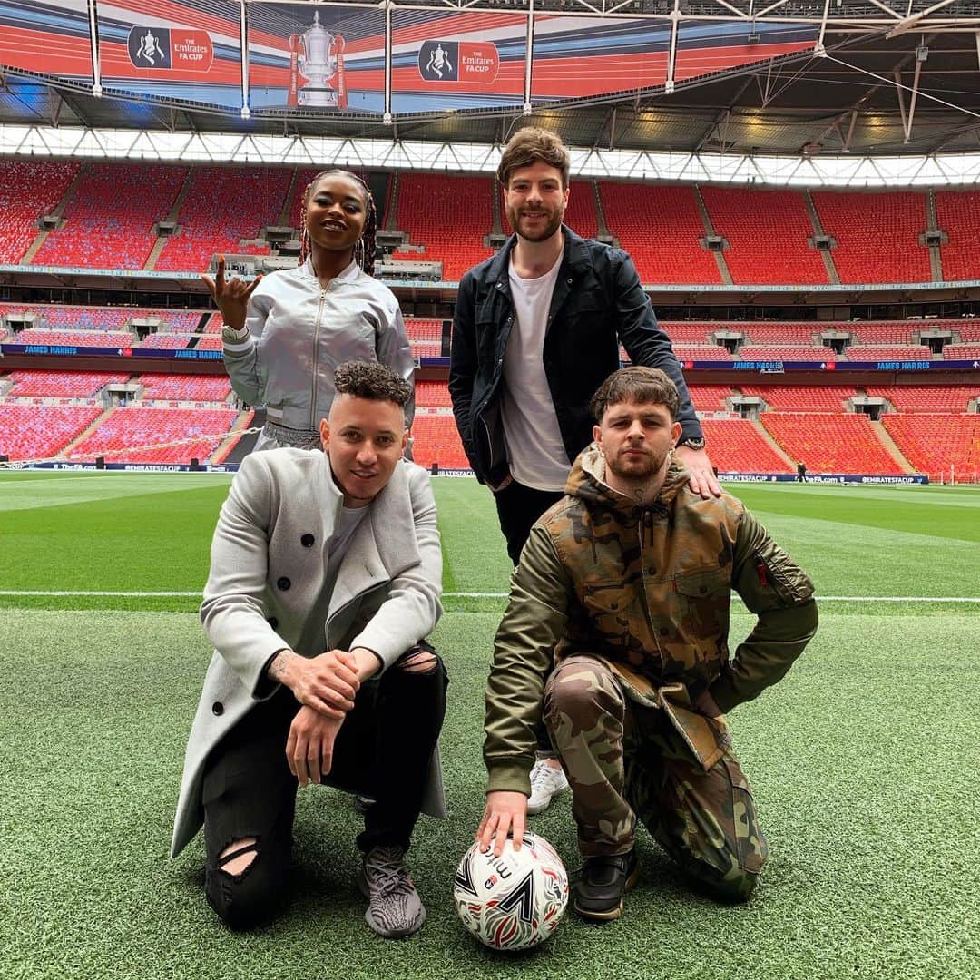 BBC Radioさんのインスタグラム写真 - (BBC RadioInstagram)「The SQUAD ✊ It’s Radio 1 vs @bbc1xtra in our FA Cup Final Challenge! Watch our insta story to see who wins ⚽️」5月19日 0時18分 - bbcradio1