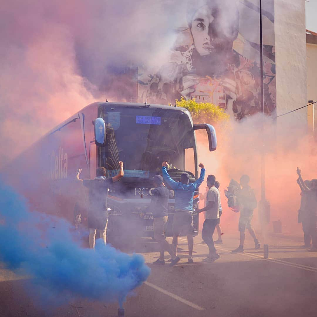 セルタ・デ・ビーゴさんのインスタグラム写真 - (セルタ・デ・ビーゴInstagram)「🔥🚌🔥 . Hoxe ás 18:45, recibimento na chaira de Tribuna 💙 Pero antes, desde as 16:30, cervexa e choripáns gratis na bancada de Río! (Acceso pola porta 16 para tódolos afeccionados). . . #CeltaRayo #ANosaReconquista」5月19日 0時18分 - rccelta